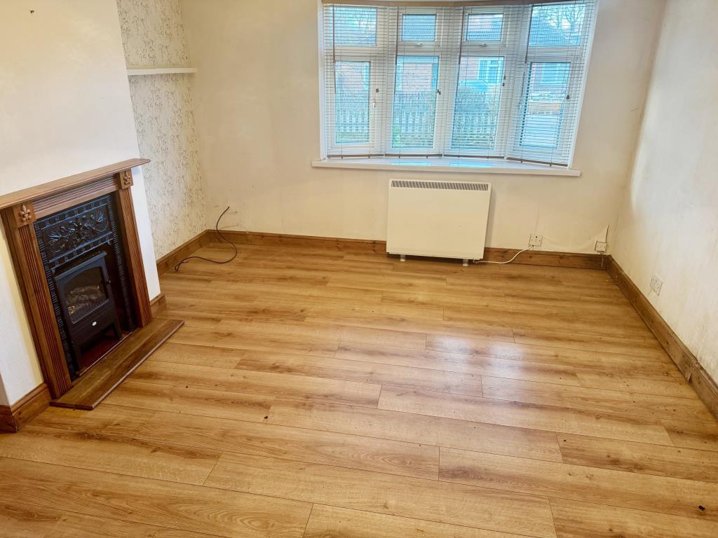 Lot: 156 - DOUBLE BAY WINDOW TWO-BEDROOM SEMI-DETACHED BUNGLAOW - Living room